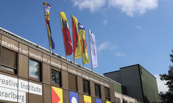Fahnen Neu mit designforum (c)CampusVäre (2).jpg